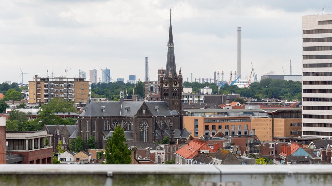 Binnenstad Schiedam gezien vanaf het dak van het kantoor van DCMR op Schieveste