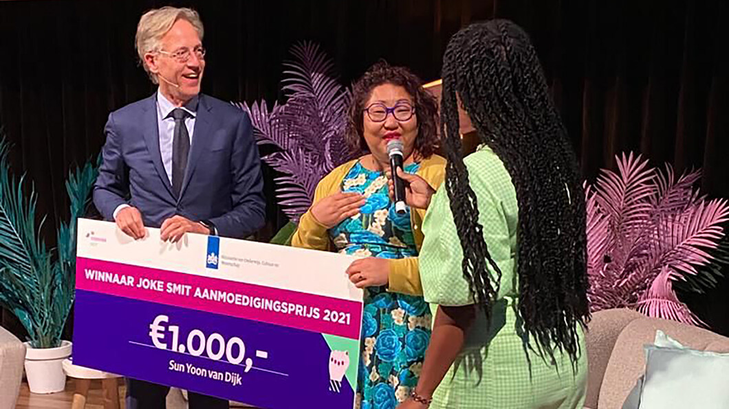 Sun van Dijk neemt Joke Smit Aanmoedigingsprijs in ontvangst van minister Robbert Dijkgraaf