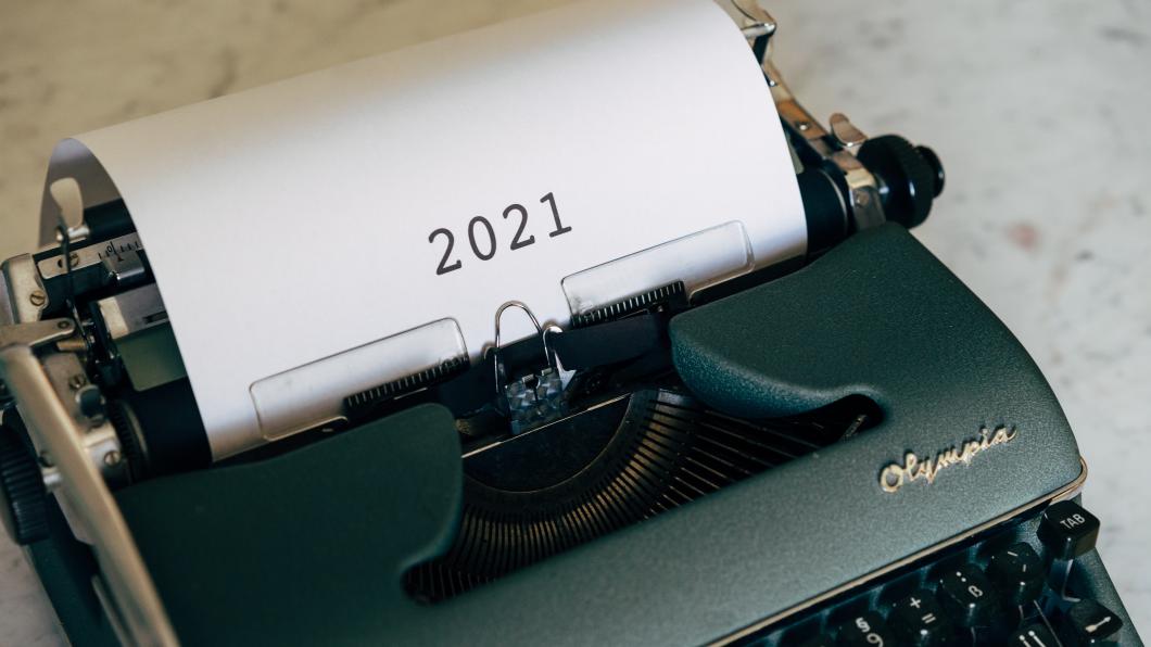 Vel papier in typemachine met jaartal 2021
