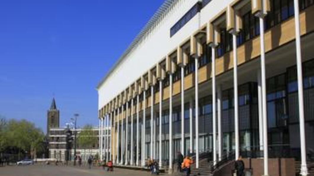 foto van ingang Stadserfcomplex, leeg plein, blauwe lucht