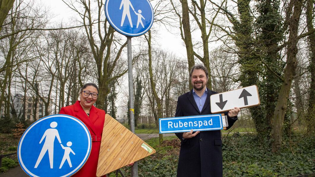 Sun van Dijk en Jeroen Ooijevaar met verkeersborden