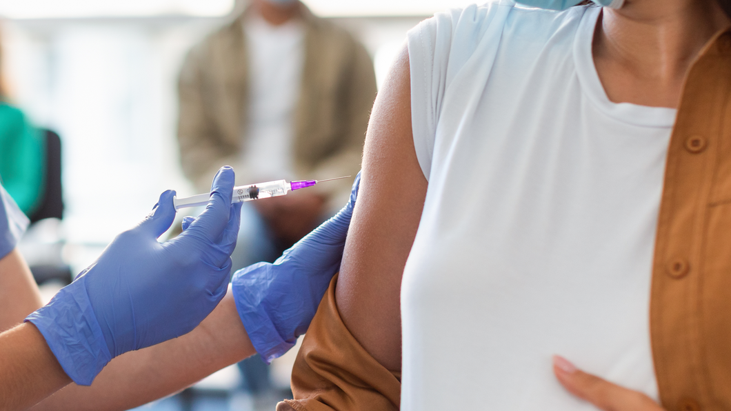 Zwangere vrouw krijgt een vaccinatie