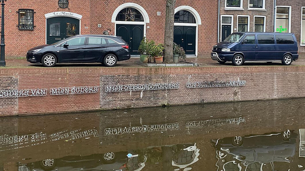 Het kunstwerk aan de Lange Haven, beklad met zwarte verf