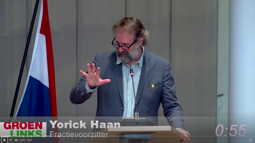 Yorick Haan achter het katheder in de raadszaal