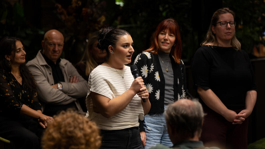 Leonida roept de aanwezigen op in actie te komen.