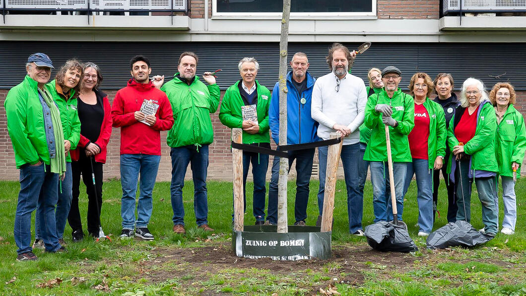 GroenLinks-PvdA-campagnevoerders met Bomenridders Annerike, Ed en Fred bij een boom met net-aangebrachte gietrand
