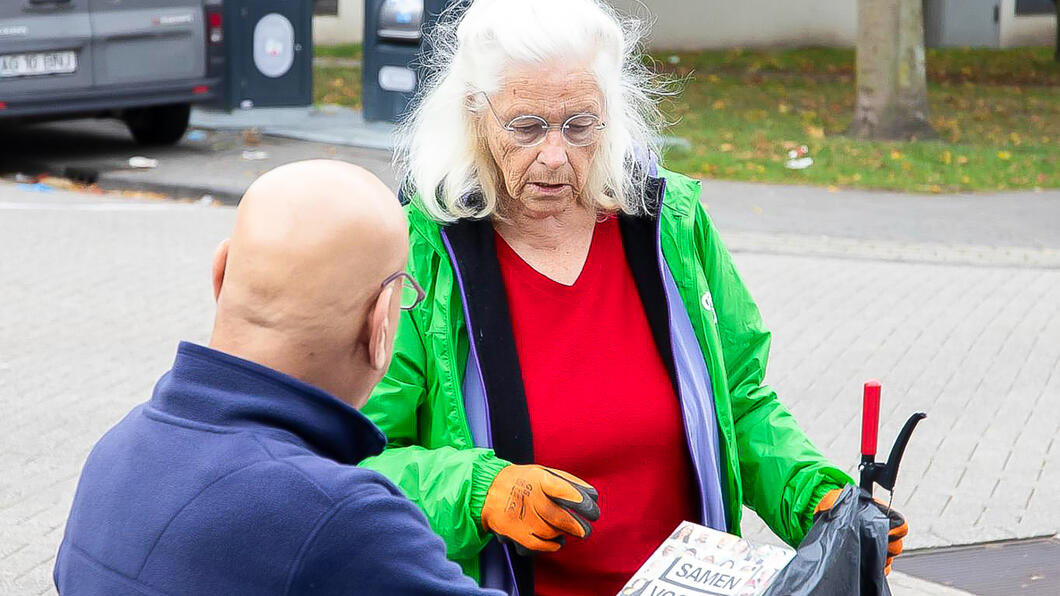 GroenLinks-PvdA-campagnevoerder Anja spreekt een voorbijganger aan