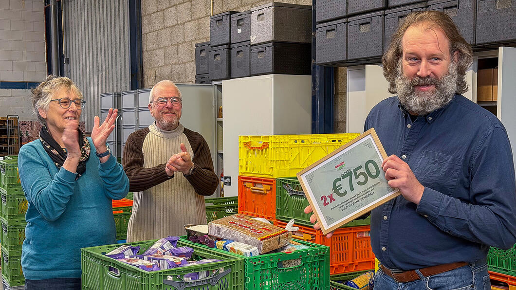 Yorick Haan spreekt de vrijwilligers van de Voedselbank toe bij de overhandiging van de donatie van vijftienhonderd euro.