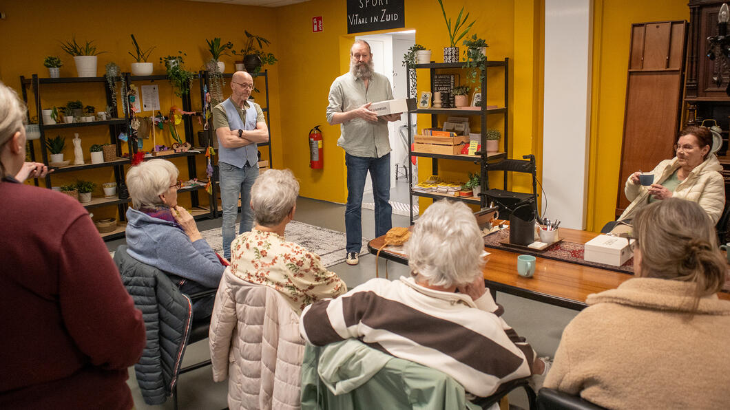 fractievoorzitter Yorick Haan spreekt de vrijwilligers van Bij Bosshardt toe