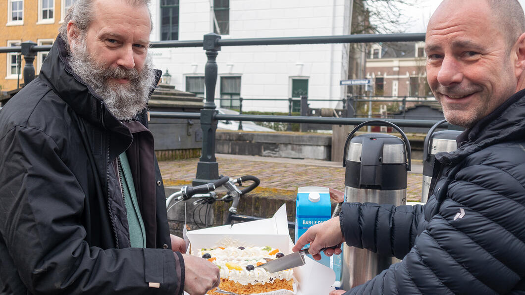 Yorick overhandigt een complimententaart aan de Bomenridders