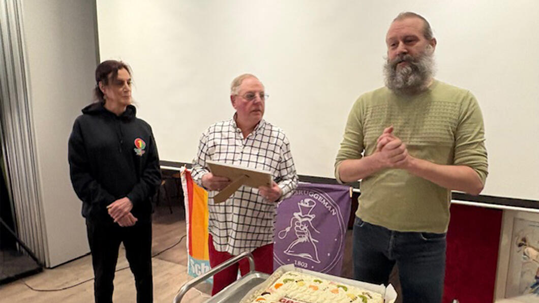 Yorick Haan spreekt Henk van den Broek en de andere vrijwilligers toe