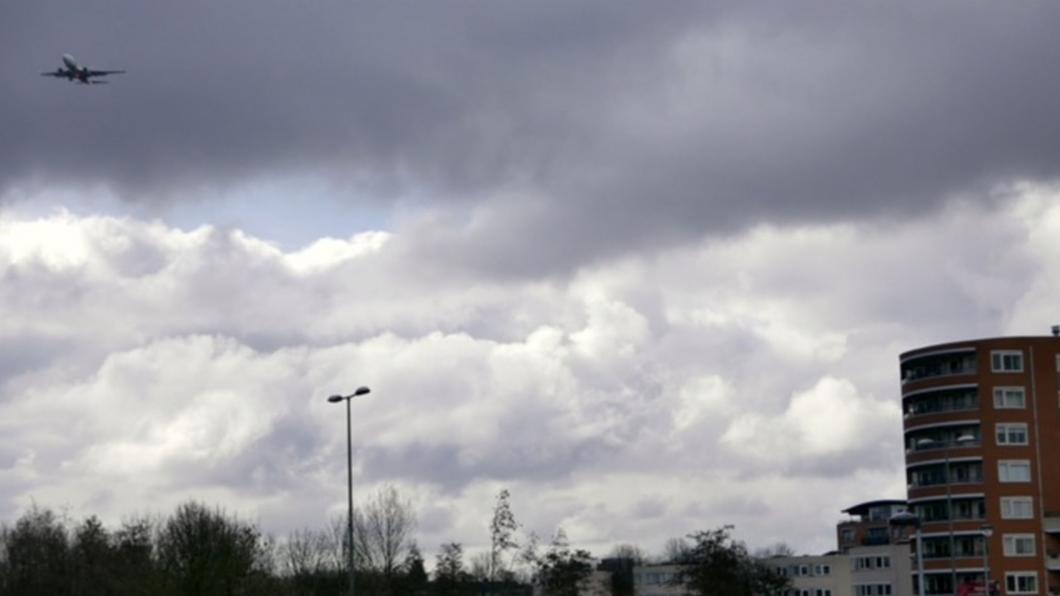 Vliegtuig boven Schiedam Noord