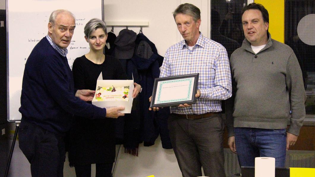 Bewonersvertegenwoordigers Henk Lamphen en John Witjes nemen de complimenten namens de vrijwilligers van de klankbordgroep RTHA in ontvangst. Bewonersvertegenwoordigers Henk Lamphen en John Witjes nemen de complimenten namens de vrijwilligers van de klankbordgroep RTHA in ontvangst.