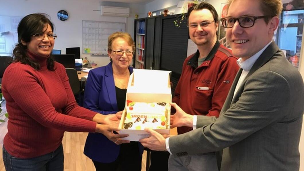 Arno Bonte (r) en Jeroen Ooijevaar reiken de taart uit. Foto: Ed Gloudi