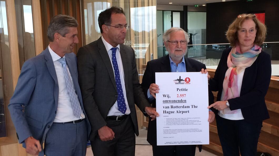 Overhandiging van de petitie tegen vliegtuigoverlast Overhandiging van de petitie tegen vliegtuigoverlast