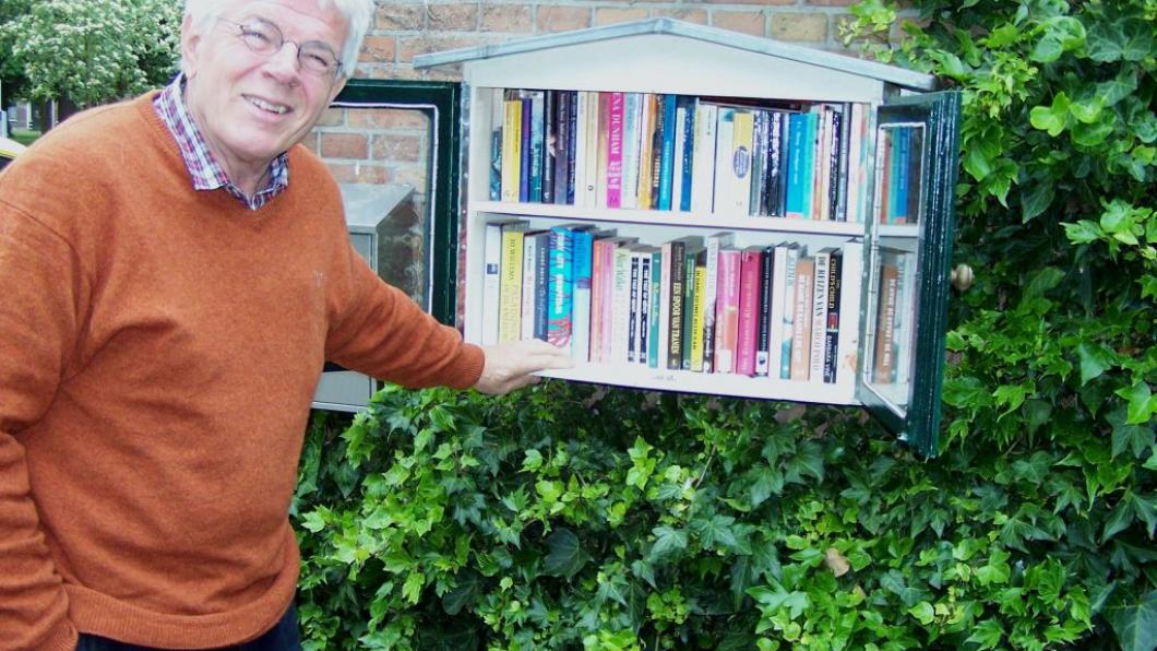 Wijbrand bij zijn bibliotheekkast Wijbrand bij zijn bibliotheekkast