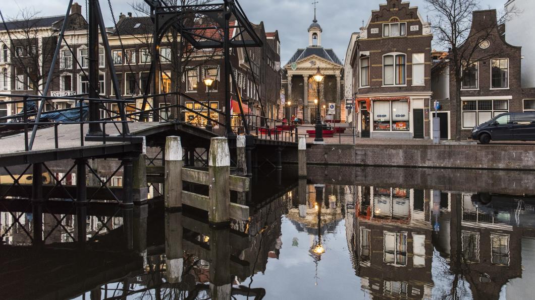 Het Stedelijk Museum Schiedam, gezien vanaf de westzijde van de Lange Haven.