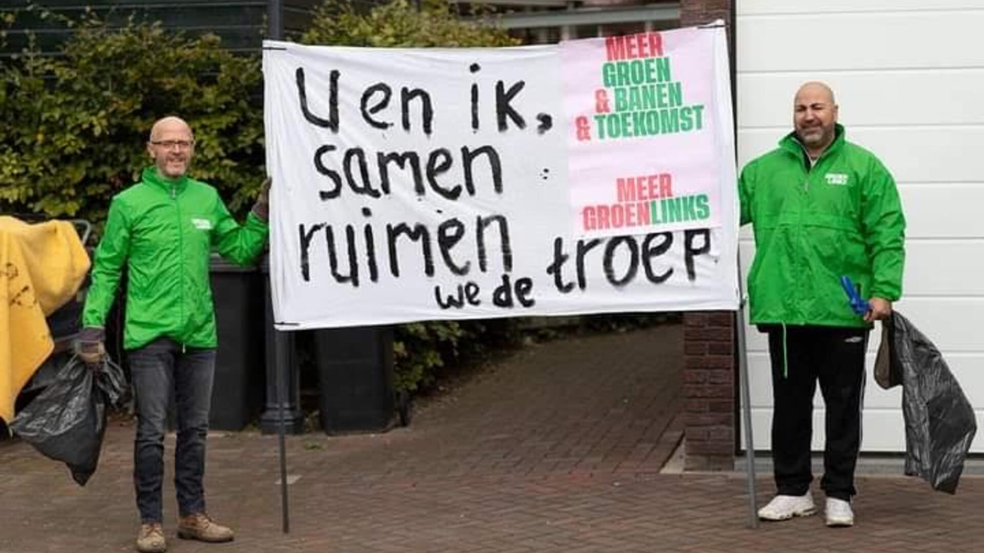 Twee GroenLinks leden met spandoek bij opruimactie BK-laan