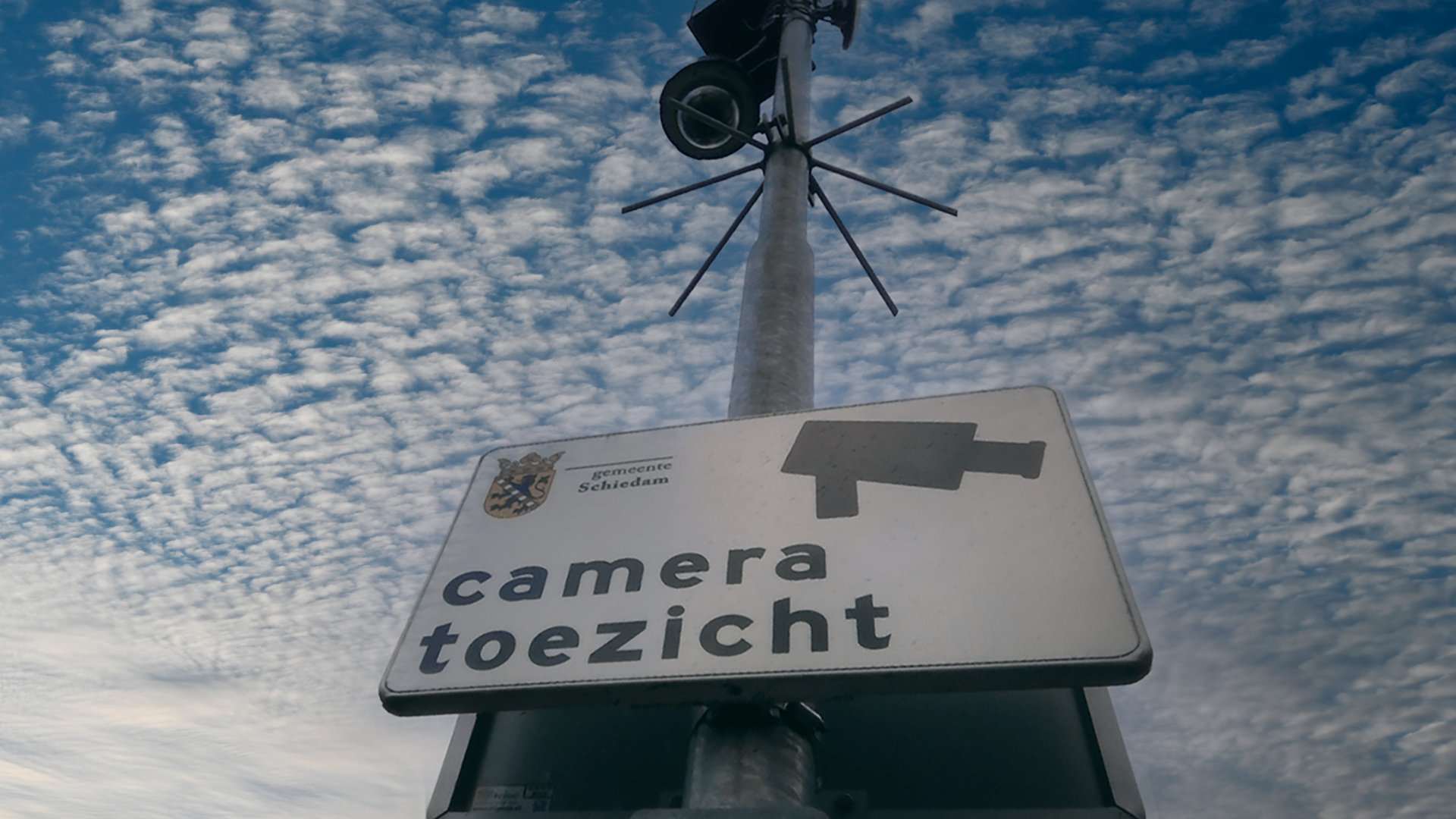 Paal met camera en bordje cameratoezicht