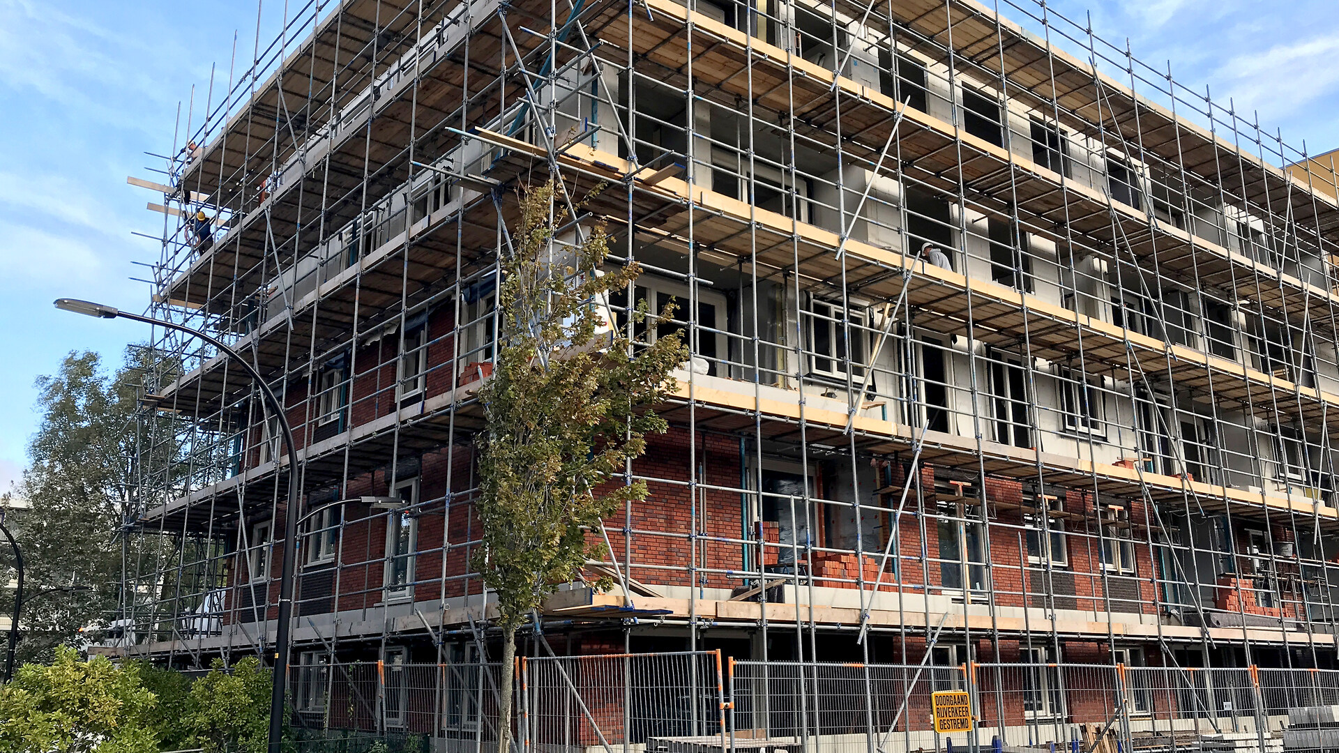 Appartementencomplex in aanbouw aan de Eduard van Beinumlaan