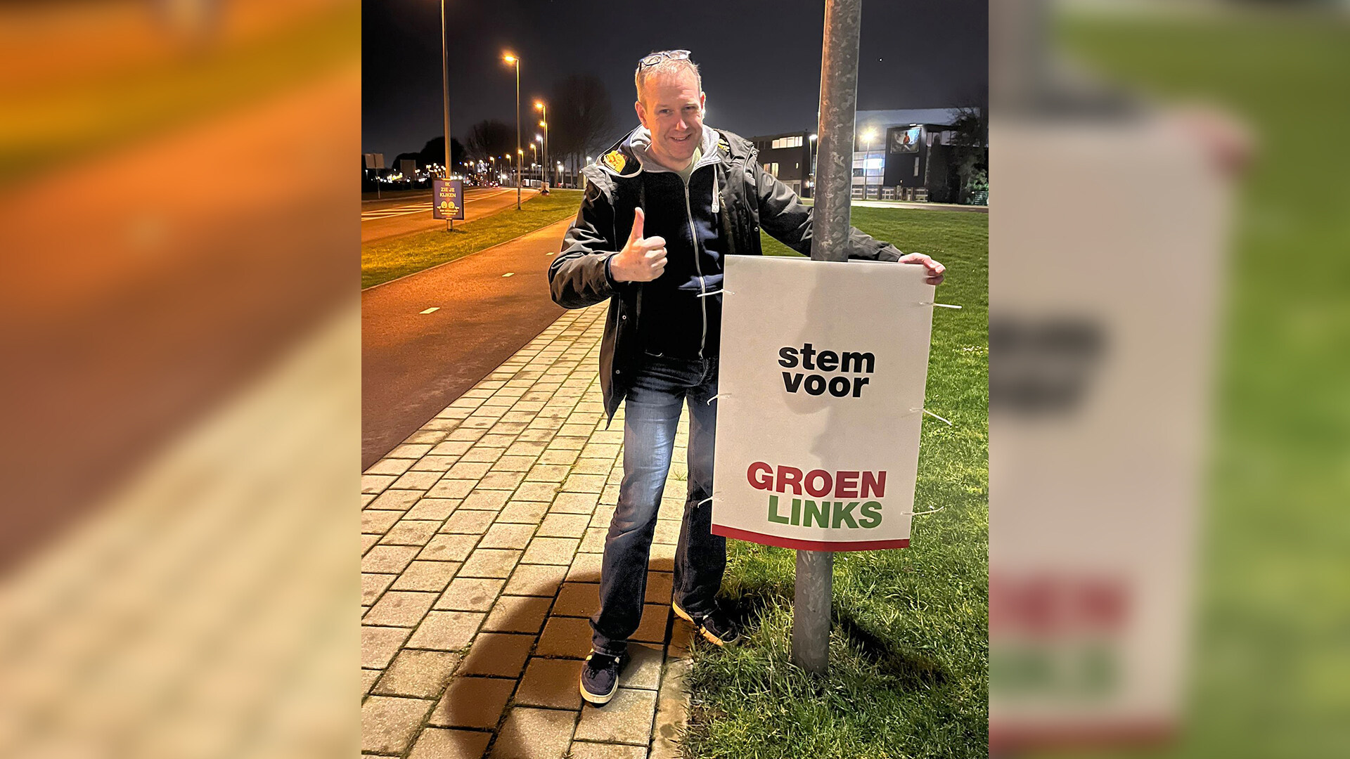 Lijsttrekker Yorick Haan bij een sandwichbord langs de snelfietsroute over de Westfrankelandsedijk