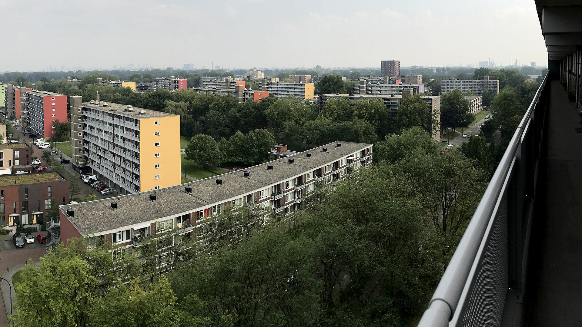 Zicht op Groenoord vanaf de galerij van een van de Z-flats.