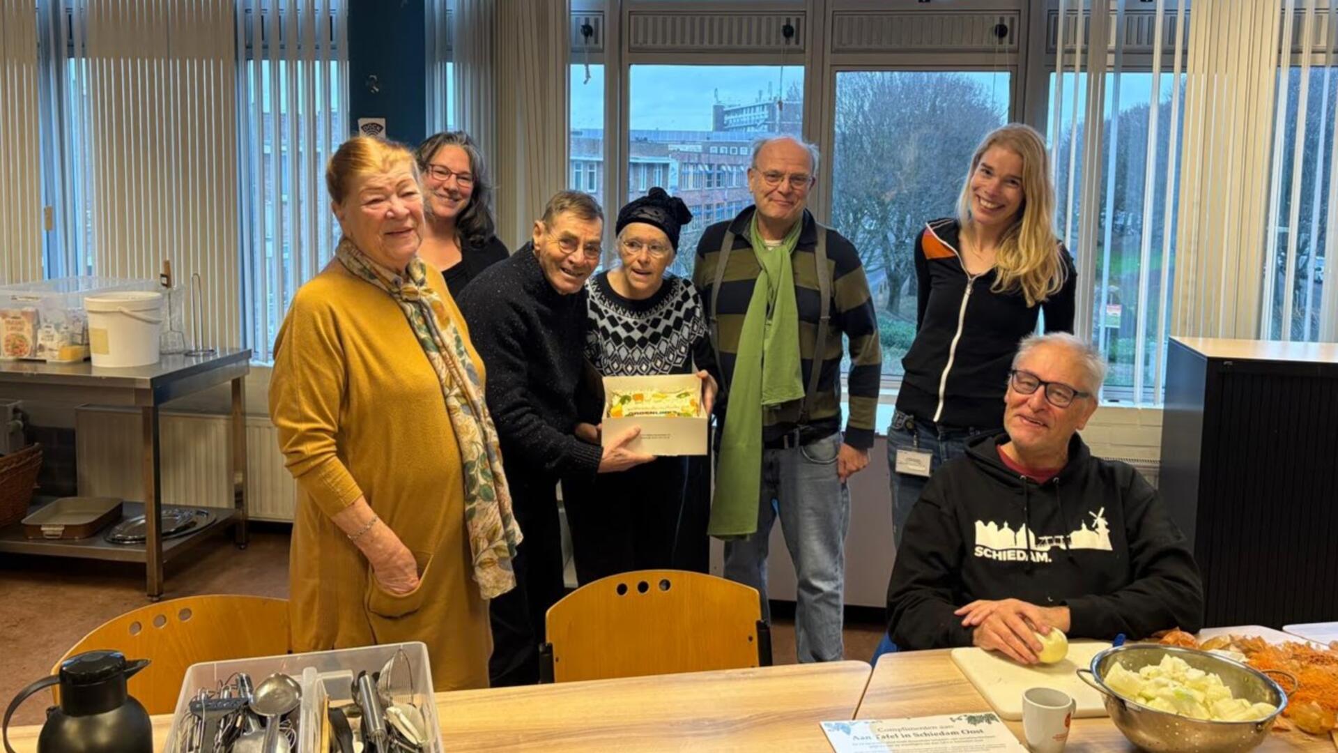 Carlien, Ed en Pascalle met de vrijwilligers en complimententaart