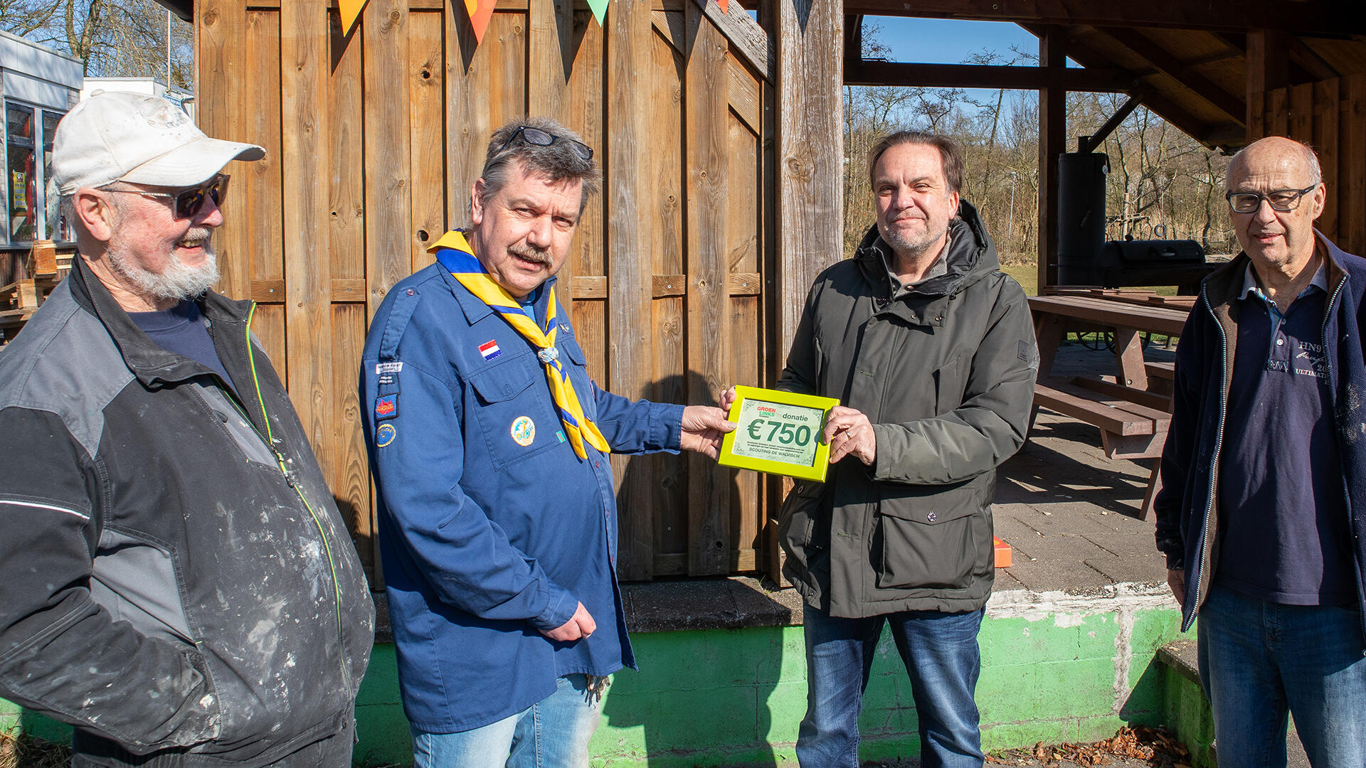 Menno Siljee overhandigt een cheque van 750 euro aan Hart Post van Scouting De Walvisch