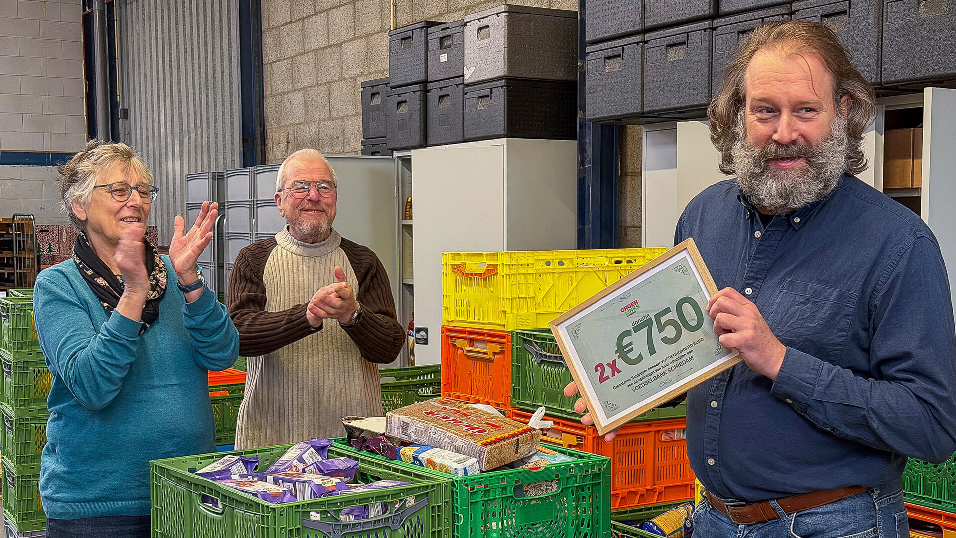Yorick Haan spreekt de vrijwilligers van de Voedselbank toe bij de overhandiging van de donatie van vijftienhonderd euro.