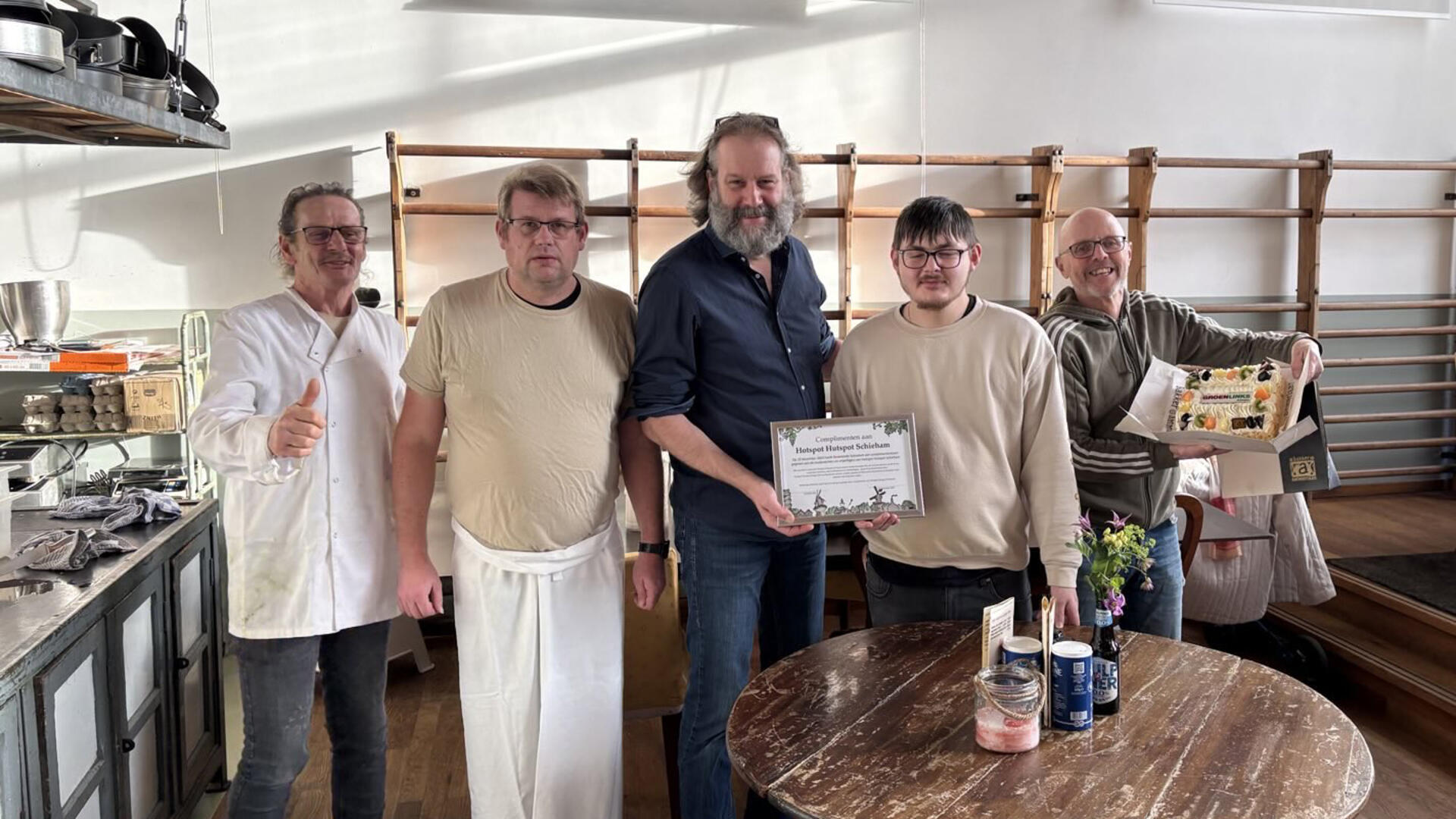 Overhandiging certificaat en taart.