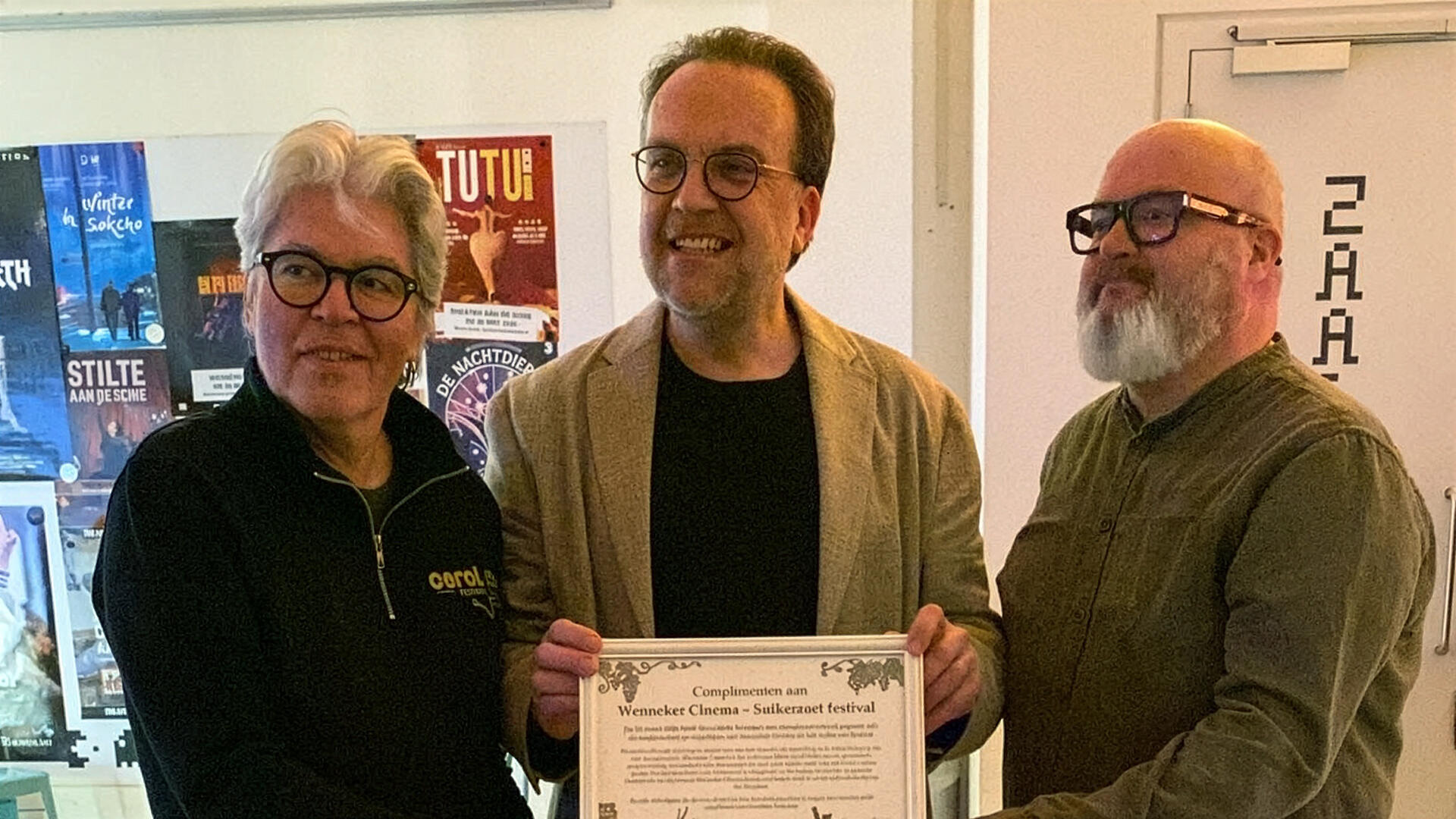 Menno overhandigt de complimentenoorkonde aan Gerard Sparla en Edwin Spek