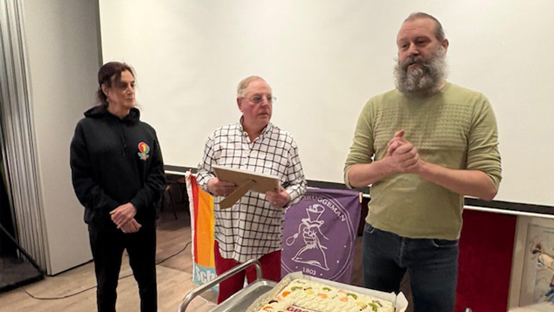 Yorick Haan spreekt Henk van den Broek en de andere vrijwilligers toe