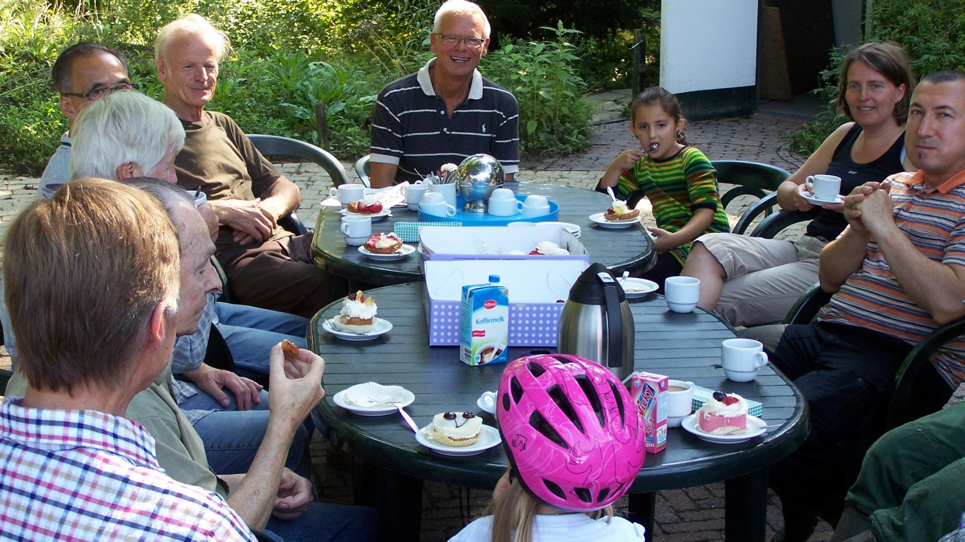 Wout van der Schalie (m) temidden van vrijwilligers van De Boshoek
