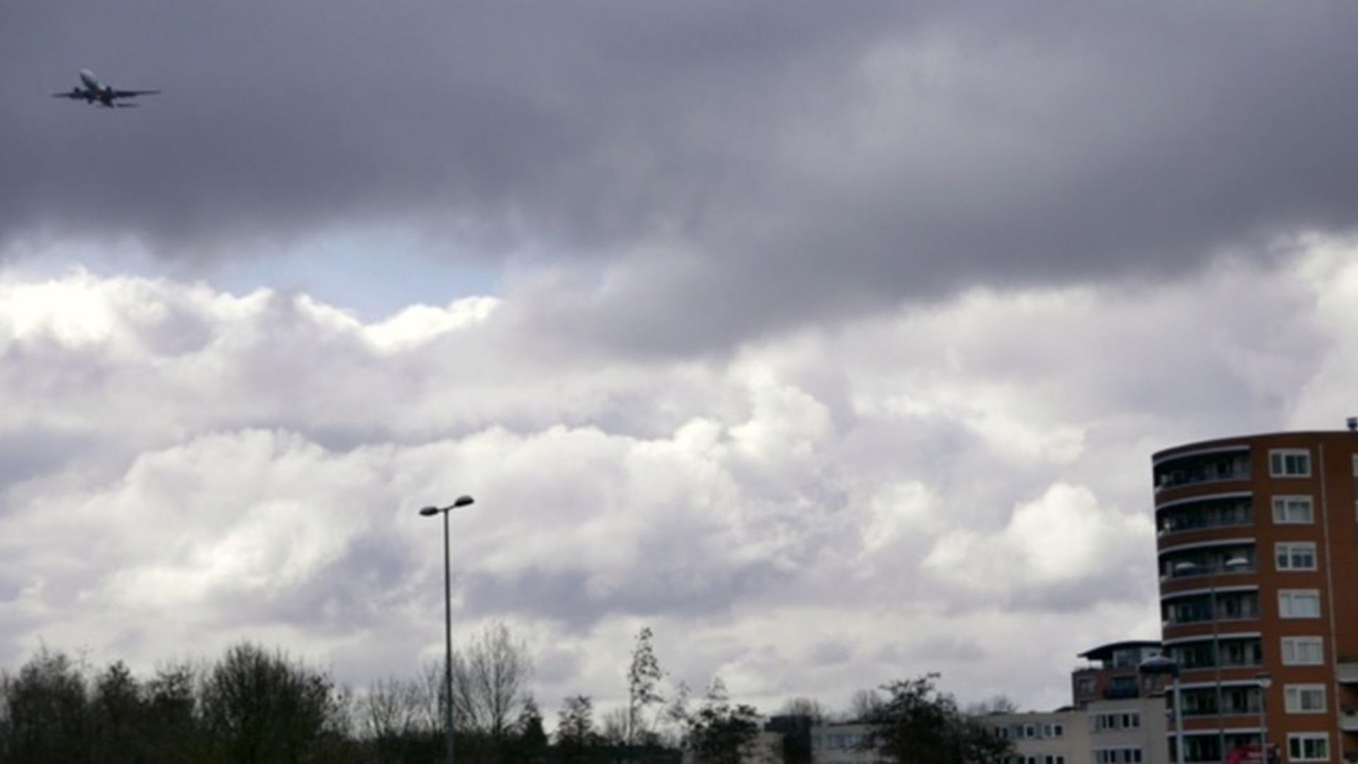 Vliegtuig boven Schiedam Noord