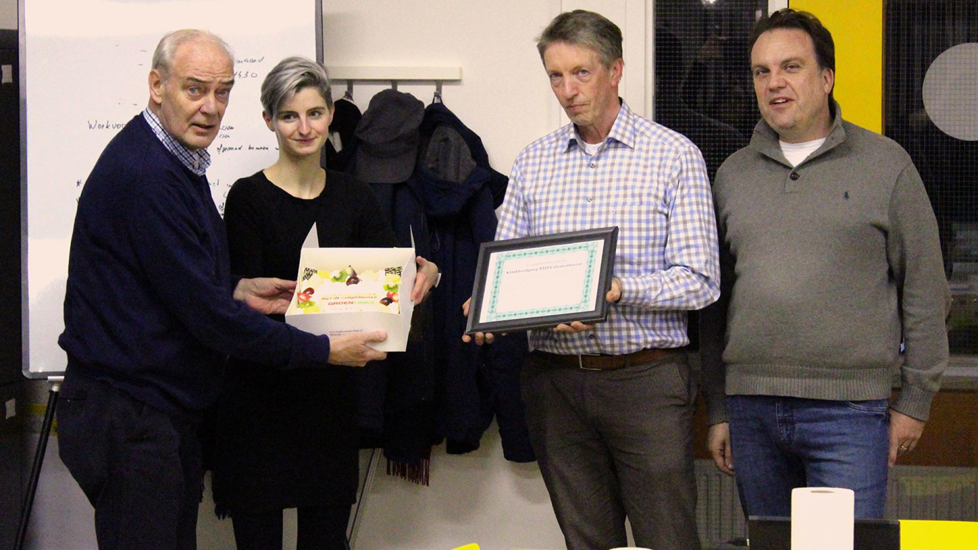 Bewonersvertegenwoordigers Henk Lamphen en John Witjes nemen de complimenten namens de vrijwilligers van de klankbordgroep RTHA in ontvangst.