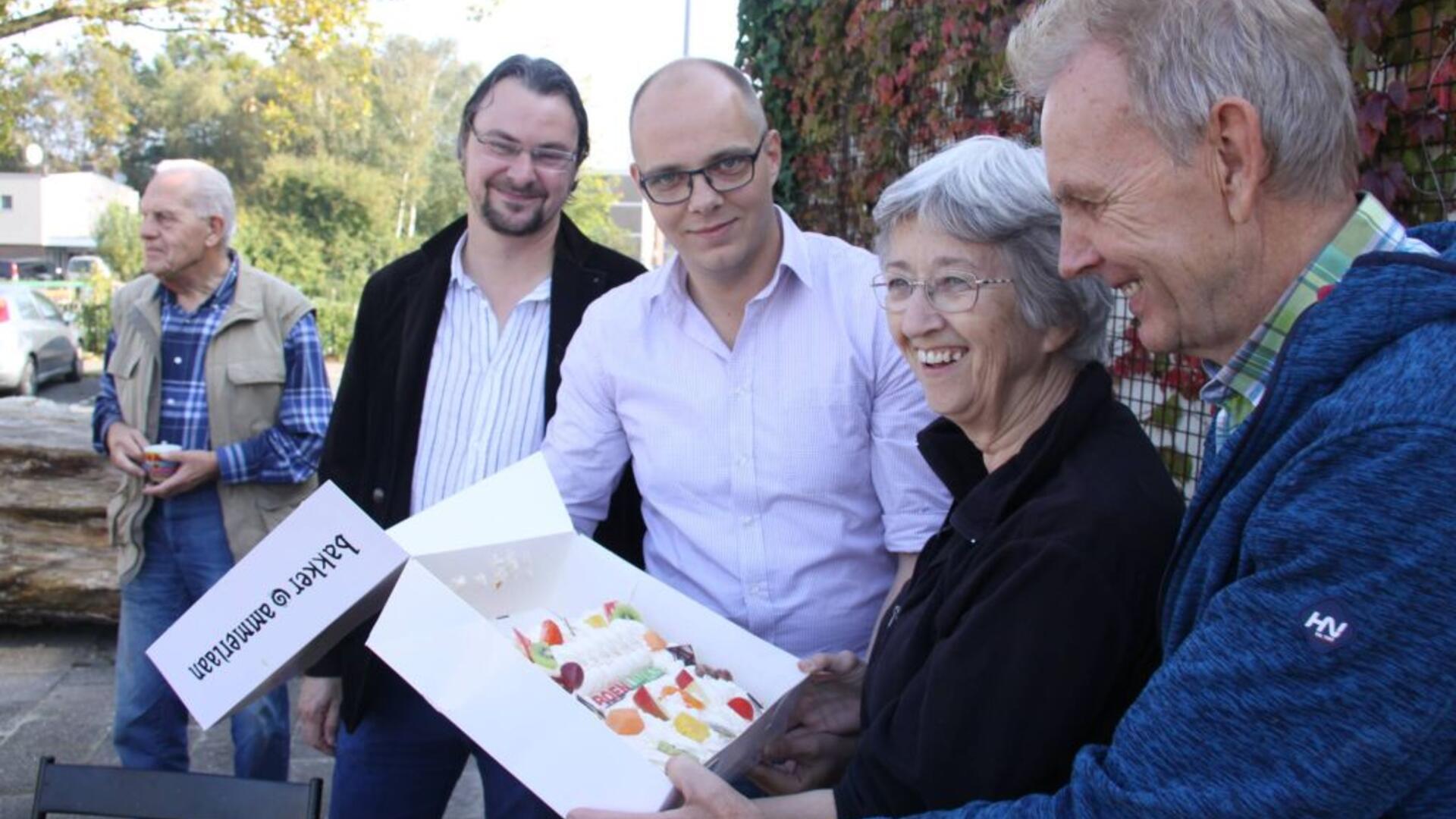 Taart voor de vrijwilligers van de voedselbanktuin 