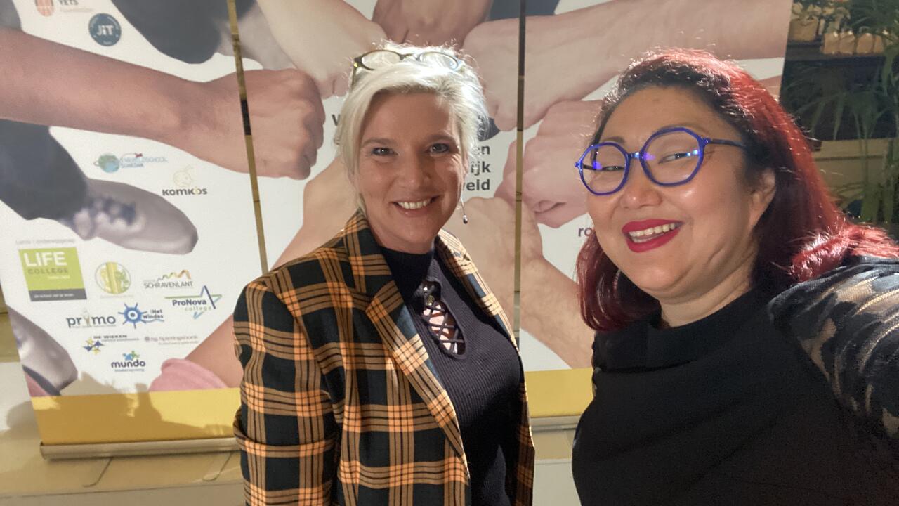 Sun van Dijk met presentatrice van de webinar Marianne van den Anker.